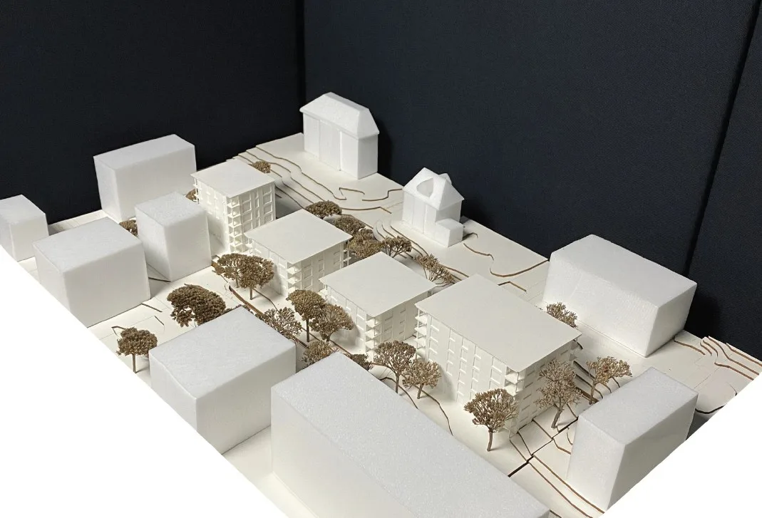 Ein Modell zum Gestaltungsplangebiet Pestalozzistrasse in Wetzikon mit vier geplanten Mehrfamilienhäusern entlang der Kantonsschulstrasse, Stand 2026